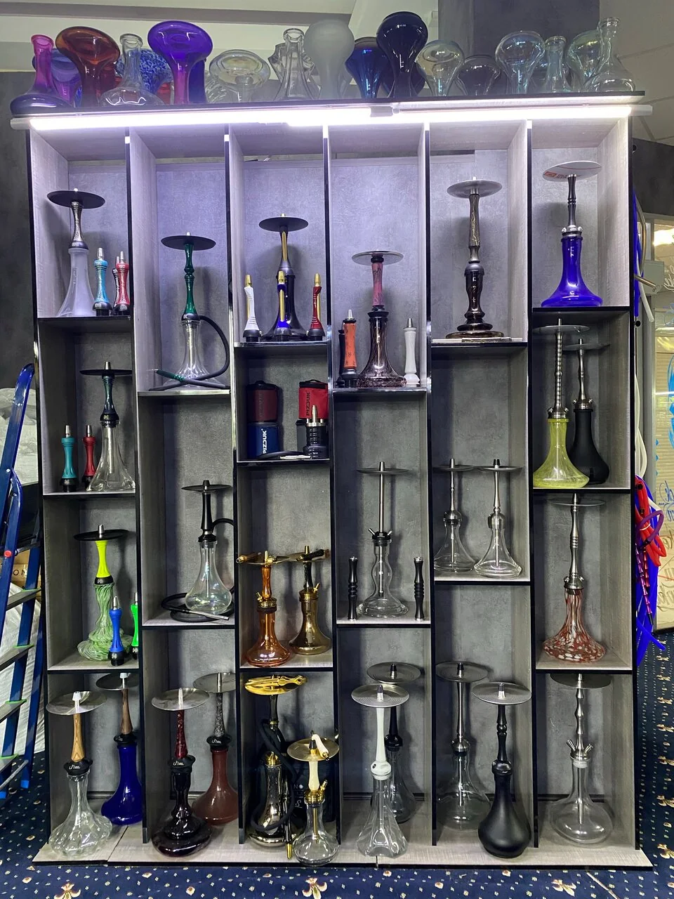 Витрина кальянов в магазине